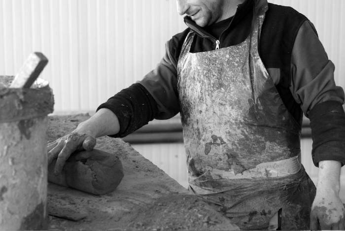 lavorazione al banco del mattone artigianale
