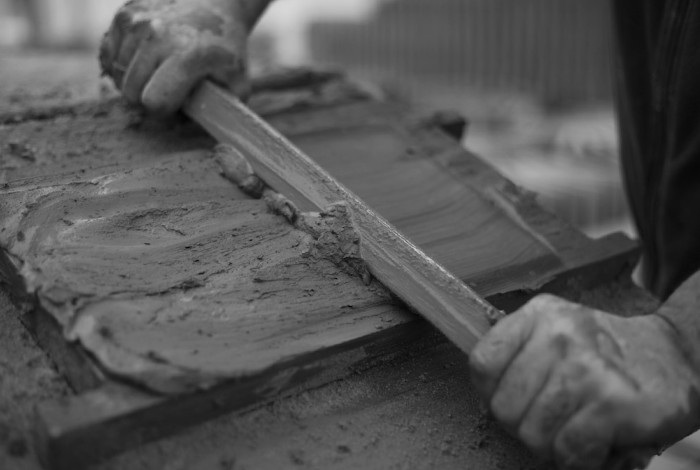 spianatura del mattone con Regolo in legno