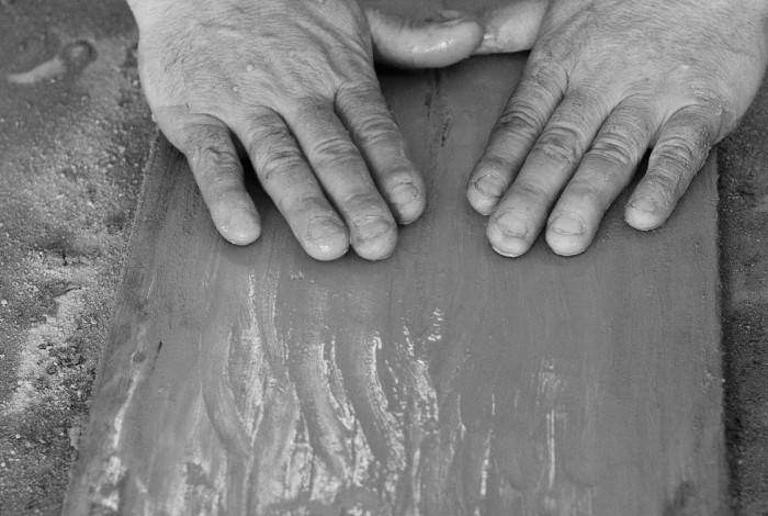 mattone fatto, mani su stampo