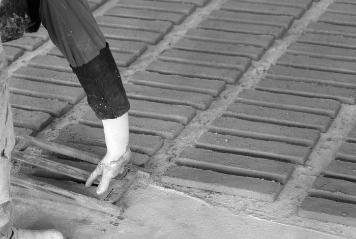 posa del mattone a terra per essiccazione