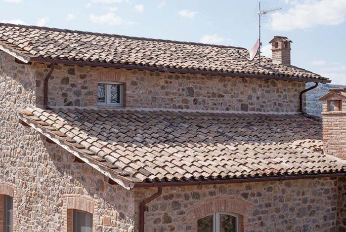 tetto in cotto con coppo fatto a mano